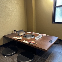 【4名掛け座敷席】1席(3階)足を伸ばして寛げる座敷席は、落ち着いた和の空間でゆったり過ごせます。