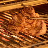肉汁溢れる！炭火焼きオーブンで調理した肉料理！