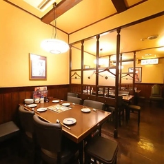 B1Fには、複数のテーブル席を設置しております。ご利用人数に応じてテーブルのセッティングが可能で、非常に使い勝手の良いお席です。会社帰りやお買い物帰りにもお気軽にお立ち寄りいただけます。リラックスした雰囲気の中で、楽しいひとときをお過ごしください！