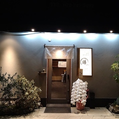 20名様～25名様での店舗貸切も承っております。テーブルレイアウトの変更など、宴会、飲み会、歓送迎会の規模に合わせて柔軟に対応いたします。二次会や大人数でのご家族の集まりなど、周りを気にせず盛り上がりたいシーンに最適です。貸切の詳細やご要望については、まずはお電話にてお気軽にご相談くださいませ！