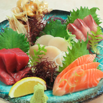 三陸の地魚を使った新鮮なお刺身盛り合わせはBIGHEROに来たらぜひ食べて頂きたい一品。