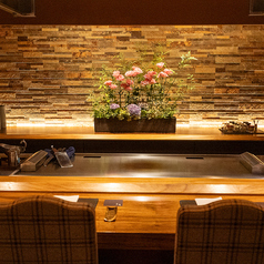 6席のカウンターは、ライブ感溢れる調理風景をご覧いただける贅沢な空間です。間接照明の暖かい雰囲気が、落ち着いた時間を演出します。接待や会食はもちろん、記念日やデートにも最適。ナイフやフォークを使わず、全てのお料理をお箸で気軽に楽しんでいただけます。