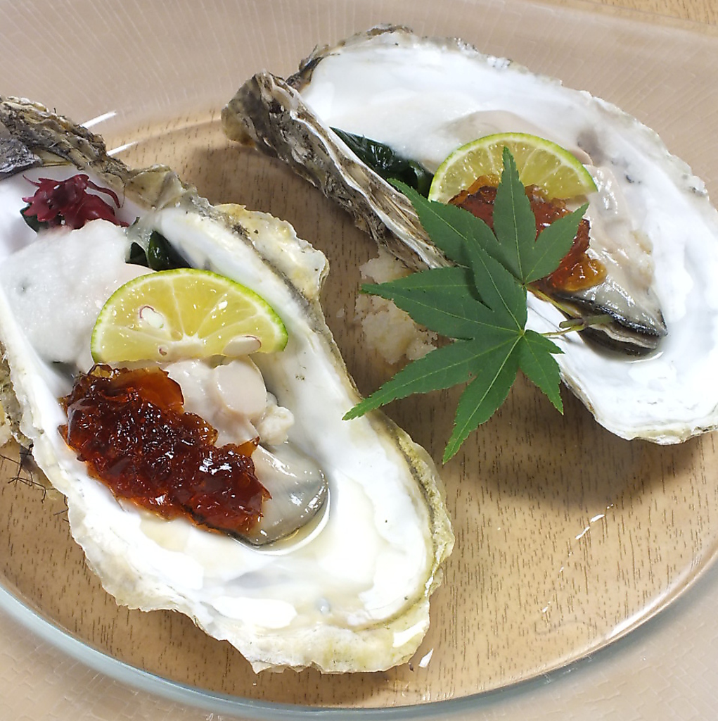 入荷があれば是非ご賞味いただきたい牡蠣料理。ひと手間加え旨みが凝縮した職人技光る一品。