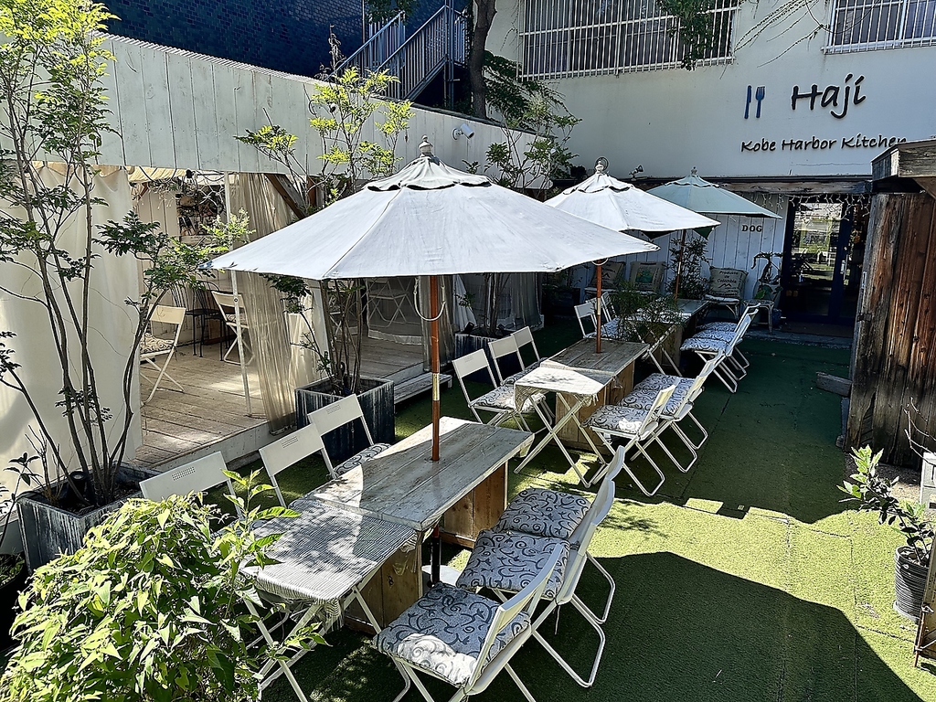 太陽の光を浴びるテラス席で食べるランチも大人気！ゆったりお過ごしください。