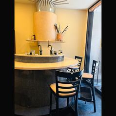 カジュアルな雰囲気の1階フロアのエントランス近くにあるカウンターはお一人様でも気軽にご利用いただけます。