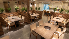 広々としたテーブル席は、ご家族やご友人とのお食事に最適。オシャレな空間でリラックスできます。