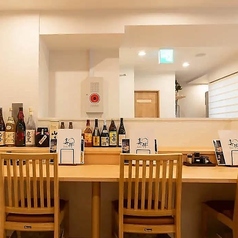 【カウンター席：4席】親しいご友人やご家族とのお食事に。お一人様も大歓迎◎カウンター席は、ゆったりとした空間が魅力です。夫婦でのご利用にも最適で、静かに会話を交わしながら心温まる美味しい料理を楽しむことができます。広々としたスペースの中で、日常から離れた贅沢なひとときをお過ごしいただけます。