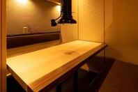 落ち着いた雰囲気のテーブル席の個室