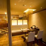 隣を気にせずゆっくり寛げます♪間接照明も煌めく落ち着いた雰囲気のテーブル席が大人気★