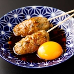 粗めに引いたせせりを使用し、しその風味を効かせた店舗仕込みの拘りの「自家製月見つくね」