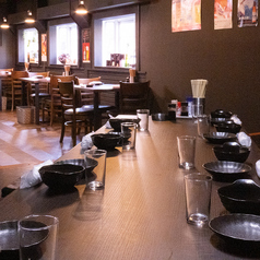 当店では12名様から最大17名様まで貸切利用が可能です。会社宴会や各種イベントの打ち上げでご利用いかがでしょうか。お得な単品飲み放題は120分2200円(税込)でご用意しております！また、旬食材を使用したアラカルトメニューは種類豊富で飲み会シーンに最適◎とさでん桟橋線蓮池町通駅出口徒歩約4分とアクセスも良好です！