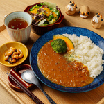 じっくりコトコト煮込んだ黒毛和牛すじ。肉バルらしい、お肉の旨味たっぷりの贅沢なこだわりカレー！