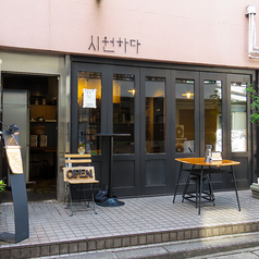 解放感のあるテラス席で本格的な韓国料理を楽しめる♪