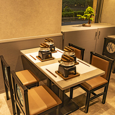 【3～4名様テーブル】少人数宴会にはもちろん、ご家族やご友人とのお食事にも◎つい長居してしまいそうになるこの空間で、楽しい時間と美味しいお食事をお楽しみください！《店内に喫煙ブース完備しております》