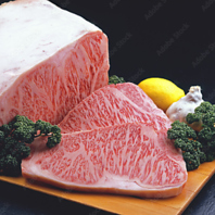 原木仕入れの厳選肉を店舗で丁寧にカット