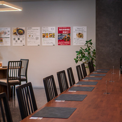 道に面した外向きのお席とキッチンに面したお席がそれぞれあり、気分に合わせてお選びいただけます。席の間隔を広めにとっておりますので、お一人でのお食事もゆったりとお楽しみいただけます。