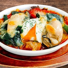 牡蠣と彩野菜、半熟卵のトマトソースグラタン