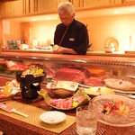 板前の仕事を眺め、気さくな店員達と会話をしながら味わえるカウンター席。お一人様も大歓迎。