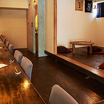 隠れ家のような店内。どこか懐かしい雰囲気を感じる丸テーブルの座敷席はご家族での利用におすすめ◎