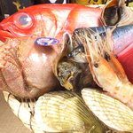 漁師さんからその日の良いものを送ってもらい入荷する魚介。道産食材を中心に使用。