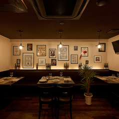 4名様と6名様の片側ソファーシートのテーブル席。テーブルはお繋ぎして12名様までご利用可能。ゆったり寛げるソファーシートは居心地抜群。奥のパーティフロアとはロールカーテンで仕切りを入れてご利用頂けます。