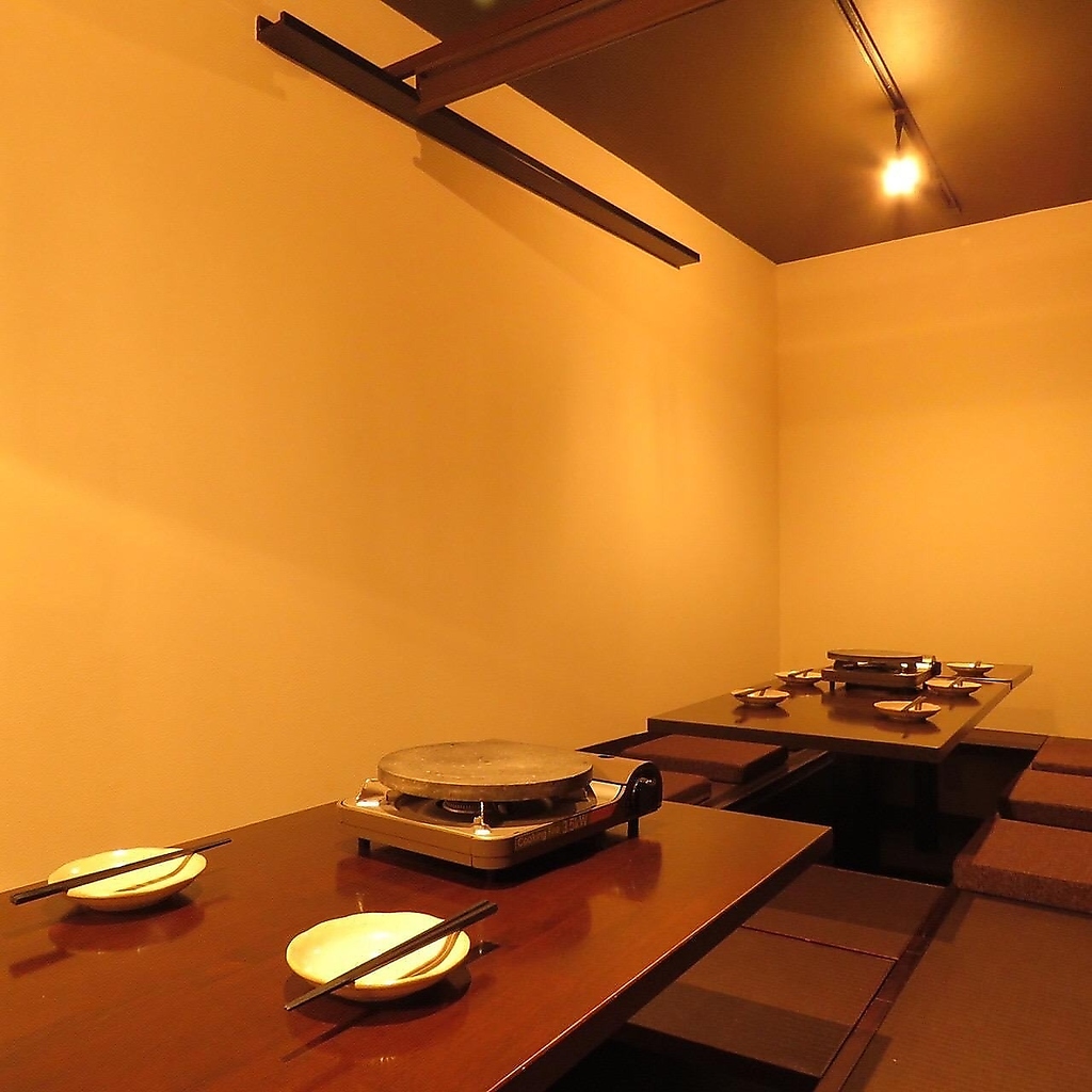 個室は全席掘りごたつ！ゆったり足を伸ばせてご寛ぎいただけます。