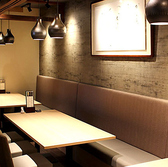 【皆様が快適にお過ごしいただける場所】2Fへのぼる階段には、車イスのお客様にご利用いただける専用階段昇降機がございます。大切な瞬間を彩るためのフロアを各種、整えております。