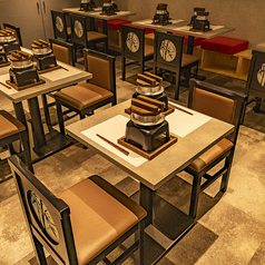 【2～4名様テーブル】少人数宴会にはもちろん、ご家族やご友人とのお食事にも◎つい長居してしまいそうになるこの空間で、楽しい時間と美味しいお食事をお楽しみください！《店内に喫煙ブース完備しております！》