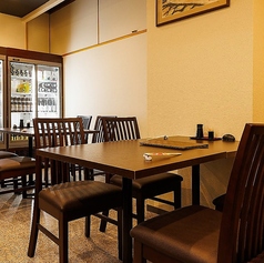 2名様~4名様用のテーブル席は、ご友人との気軽なお食事に最適です。銘酒の並ぶショーケースを眺めながら、ゆったりとした時間をお過ごしいただけます。お席を繋げることで最大16名様までのご宴会にも対応可能ですので、様々なシーンに柔軟にご利用ください。