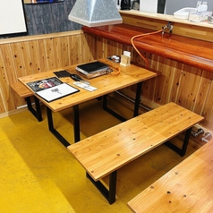 デートや仕事帰りのサク飲みなどにおすすめのお席です。余裕のあるお席はじっくりと語り合うにも最適なお席です。