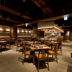 落ち着いた雰囲気のテーブル席。木材をふんだんに使用。心地良い空間が素敵なひとときを演出いたします。ゆったりくつろいでお過ごしいただけます。【大阪/大阪駅/なんば/難波/心斎橋/昼飲み/焼き鳥/串/肉/釜めし/居酒屋/ランチ/女子会/飲み放題/誕生日/記念日/個室/鍋/接待/忘年会/新年会/宴会】