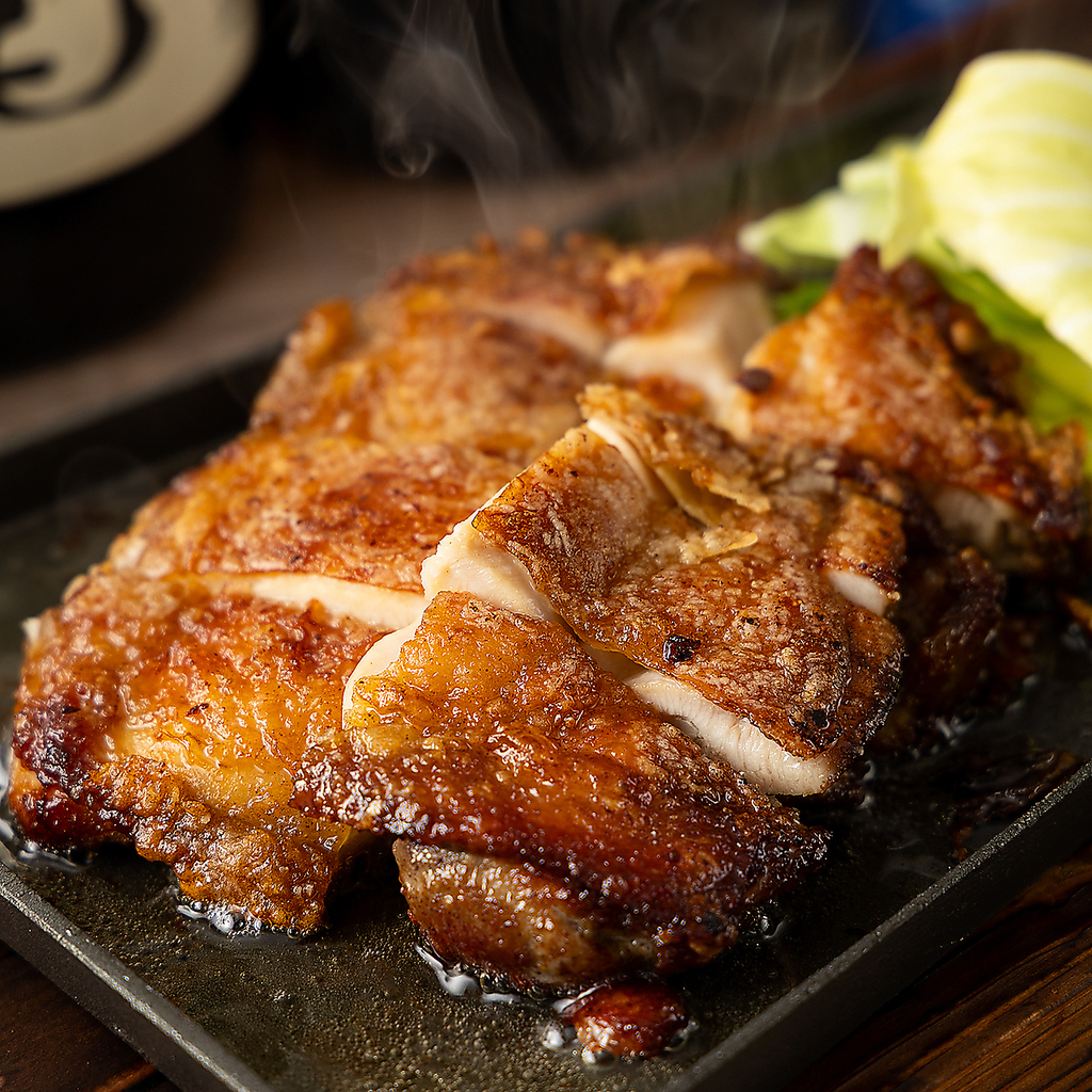 【門限秘伝のスパイス】鶏もも肉汁鉄板 熱々の鉄板で焼き上げる、肉汁あふれる一品です。