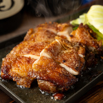 【門限秘伝のスパイス】鶏もも肉汁鉄板 熱々の鉄板で焼き上げる、肉汁あふれる一品です。