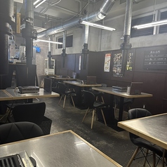 スタイリッシュで落ち着いた色合いで統一された店内。ゆったりと焼肉をお愉しみいただけます。