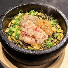 ズワイ蟹とウニの石焼メシ