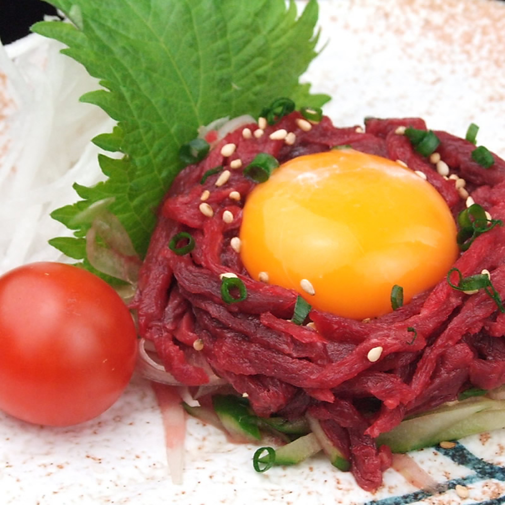 【江戸小町名物】「桜ユッケ」。その他こだわりの一品でみな様をおもてなしいたします。