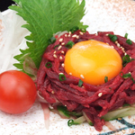 【江戸小町名物】「桜ユッケ」。その他こだわりの一品でみな様をおもてなしいたします。