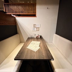 人気のソファーボックス席はゆったりとくつろぎ空間♪落ち着いた雰囲気の内装で会社、デート、仲間飲み、プライベートの宴会などにぴったりの作りになっております。本八幡で居酒屋に迷ったらぜひご検討ください。(本八幡/居酒屋/個室/飲み放題/喫煙可能/デート/誕生日/記念日/牛タン/女子会/宴会/肉/焼き鳥/鶏/)