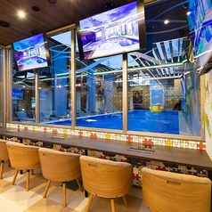 目の前に広がるプールをご覧いただけるカウンター席です。