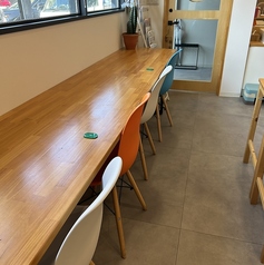 お一人様もごゆっくりと利用できるテーブルもあります