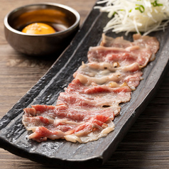 和牛かぶりの炙り刺し ～卵黄と白髪ねぎで～