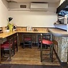 お一人様でも気兼ねなく過ごせる、落ち着いた雰囲気のカウンター席を6席ご用意しております。目の前で調理される熱々の鍋焼き拉麺の香りを楽しみながら、仕事帰りの一杯や、気軽な夜ごはんにぜひご利用ください★スタッフ一同、温かくお迎えいたします!