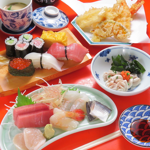 一流の板前が握るお寿司と新鮮な刺身や海鮮料理がお楽しみ頂けます♪