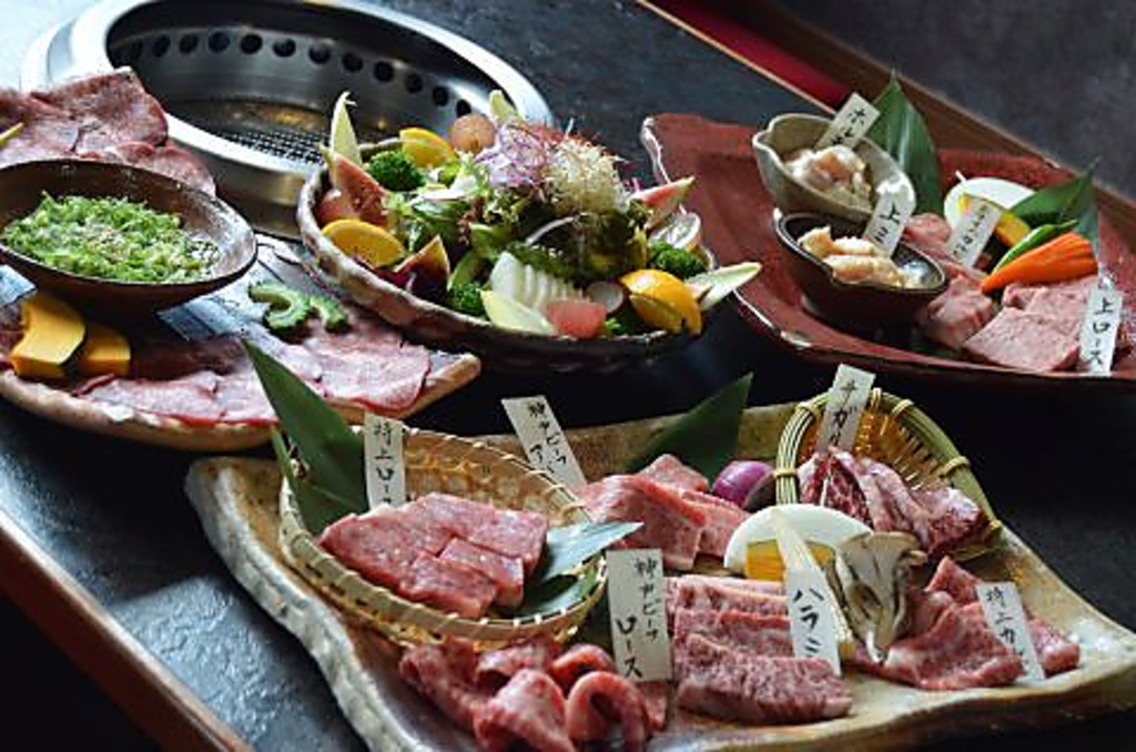 プロコース。志方亭の食べていただきたいお肉を厳選したコース。詰め込みすぎてボリューム満点に！