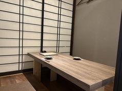 6名個室を1つ、4名個室を2つ、5名個室を1つご用意しております。大人数でもお使いいただけるようレイアウトの変更も可能なので、宴会利用も大歓迎です!