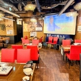 店内中央には130インチの大型スクリーン・プロジェクターやマイクも完備。会社宴会やイベント、講演会等にもご活用いただけます。