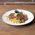 料理メニュー写真&nbsp;ビーフステーキ　ハーブバターと山盛りポテト