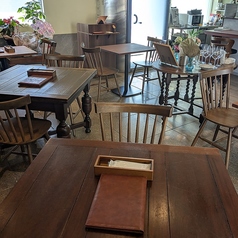 2名テーブルが4つ、４名テーブルが２つごさいます。