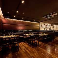 【着席：50名様／立食：70名様】結婚式2次会や、各種貸切宴会など60名様以上のご利用で店舗の貸切を致します。広々パーティフロアやテーブル席、ソファー席で楽しくお過ごし下さい。大型プロジェクターや音響など設備も充実◎