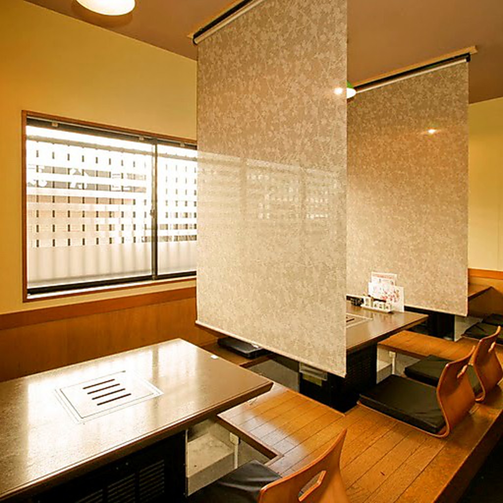 パーテーションで仕切れば4名様のずつの掘り炬燵使用にもなります！※系列店画像